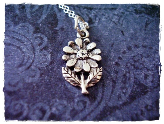 Feine Gänseblümchen Halskette - Sterling Silber Anhänger An Einer Zarten Kabelkette Oder von EvelynMaeCreations