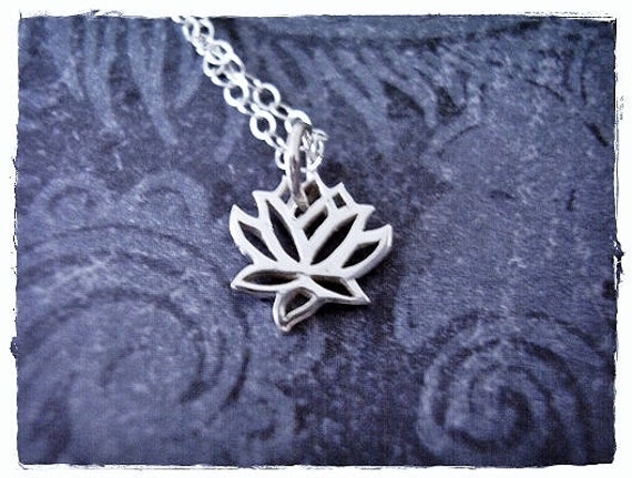 Feine Silber Lotus Blume Halskette - Sterling Charm An Einer Zarten Kabelkette Oder von EvelynMaeCreations