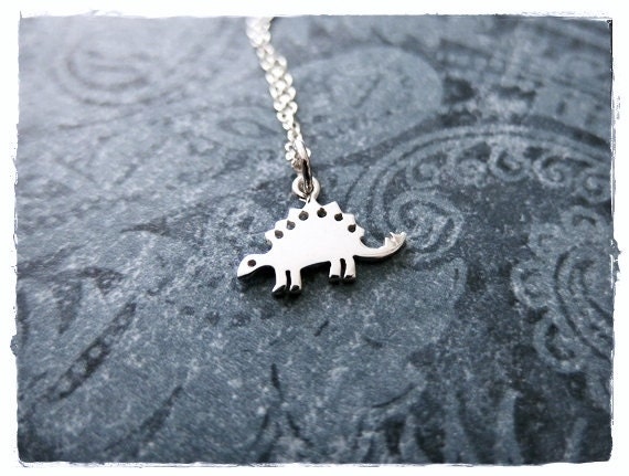 Feine Stegosaurus Halskette - Sterling Silber Anhänger An Einer Zarten Kabelkette Oder von EvelynMaeCreations