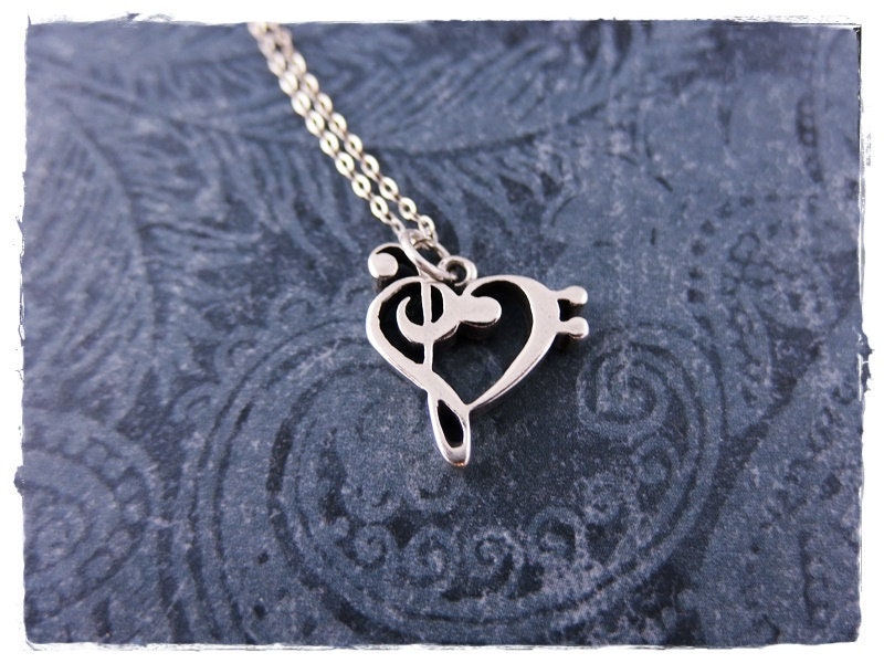 Feine Sterling Silber Herz Anhänger An Einer Zarten Kabelkette von EvelynMaeCreations