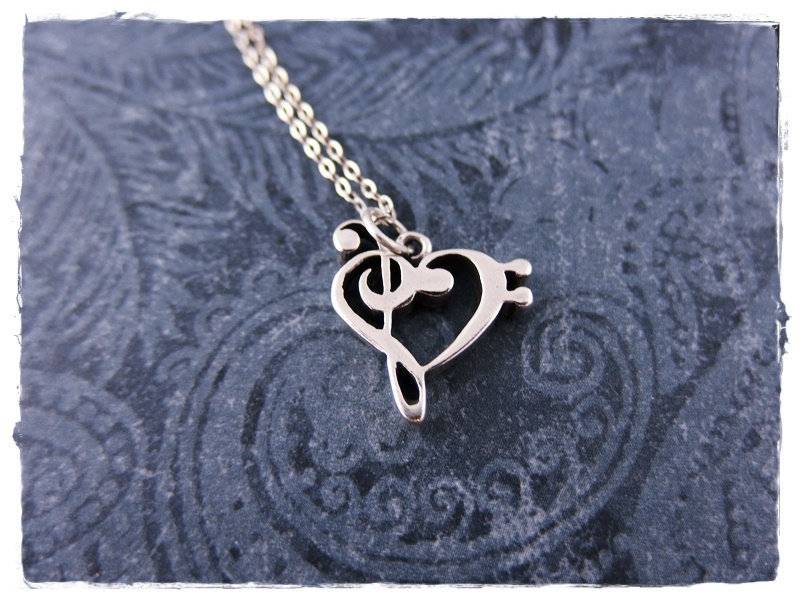 Feine Sterling Silber Herz Anhänger An Einer Zarten Kabelkette von EvelynMaeCreations