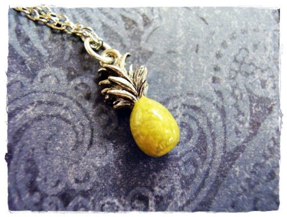 Gelbe Ananas Halskette - Gelb Emaillierter Antiker Zinn Anhänger An Einer Zarten Edelstahl-Kabelkette Oder von EvelynMaeCreations