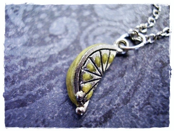 Gelbe Zitrone Keil Halskette - Gelb Emaillierter Antiker Zinn Anhänger An Einer Zarten Edelstahl Kabelkette Oder von EvelynMaeCreations