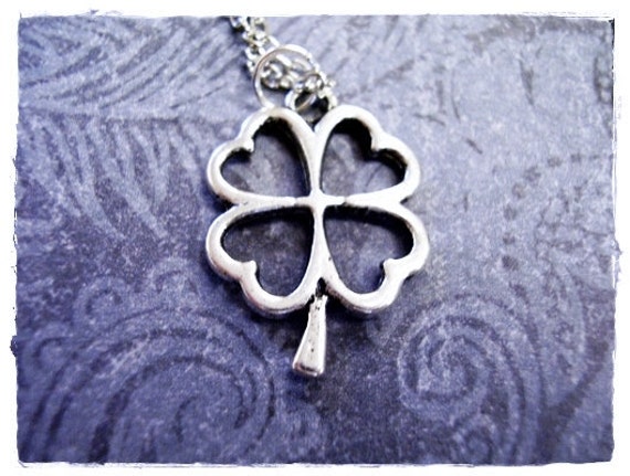 Glück Vierblättriges Kleeblatt Halskette - Antiker Zinn Anhänger An Einer Zarten Edelstahl Kabelkette Oder von EvelynMaeCreations