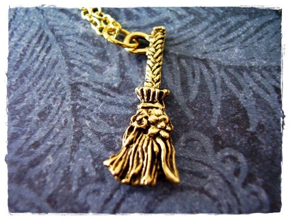 Gold Besen Halskette - Antiker Zinn Anhänger An Einer Zarten Vergoldeten Kabelkette Oder von EvelynMaeCreations