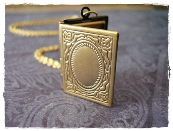 Gold Buch Locket Halskette - Antikes Messing Auf Einer Zarten Vergoldeten Kabelkette Oder Medaillon Nur von EvelynMaeCreations