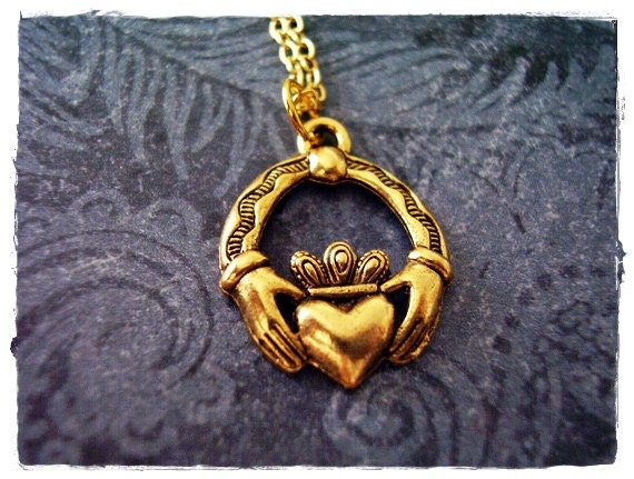 Gold Claddagh Halskette - Antiker Zinn Anhänger An Einer Zarten Vergoldeten Kabelkette Oder von EvelynMaeCreations