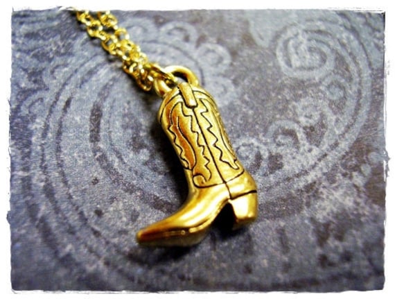 Gold Cowboy Boot Halskette - Antiker Zinn Anhänger An Einer Zarten Vergoldeten Kabelkette Oder von EvelynMaeCreations