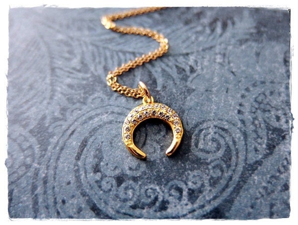 Gold Crystal Crescent Moon Halskette - Plate Charm An Einer Zarten 14Kt Gefüllten Kabelkette Oder Anhänger von EvelynMaeCreations