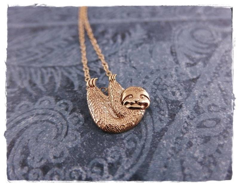 Gold Faultier Halskette - Bronze Anhänger An Einer Zarten 14Kt Gefüllten Kabelkette Oder von EvelynMaeCreations