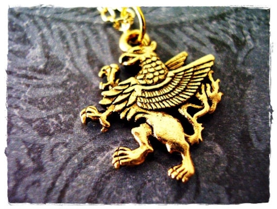 Gold Griffin Halskette - Antiker Zinn Anhänger An Einer Zarten Vergoldeten Kabelkette Oder von EvelynMaeCreations