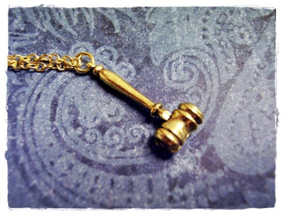Gold Hammer Halskette - Antiker Zinn Anhänger An Einer Zarten Vergoldeten Kabelkette Oder von EvelynMaeCreations