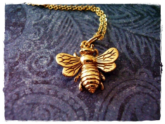 Gold Hummel Halskette - Bronze Anhänger An Einer Zarten 14Kt Gefüllte Kabelkette Oder von EvelynMaeCreations