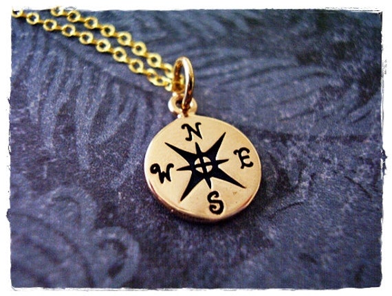 Gold Kompass Halskette - Bronze Anhänger An Einer Zarten 14Kt Gefüllten Kabelkette Oder von EvelynMaeCreations