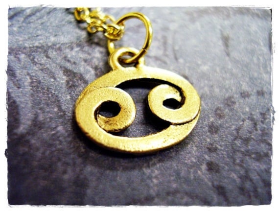 Gold Krebs Sternzeichen Halskette - Antiker Zinn Anhänger An Einer Zarten Vergoldeten Kabelkette Oder von EvelynMaeCreations