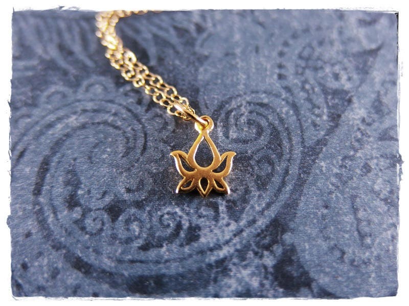 Gold Lotus Blossom Halskette - 24Kt Matt Plate Charm An Einer Zarten 14Kt Filled Kette Oder Anhänger von EvelynMaeCreations