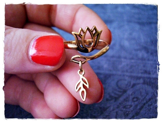Gold Lotus Blume Ring - Massiv Bronze Mit Blattspross Baumeln von EvelynMaeCreations