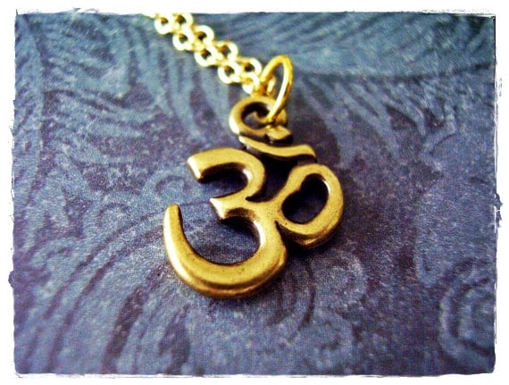 Gold Om Symbol Halskette - Antiker Messing Zinn Anhänger An Einer Vergoldeten Kabelkette Oder Gold Om Symbol Halskette - Antiker Messing Zinn Anhänger An Einer Vergoldeten Kabelkette Oder von EvelynMaeCreations