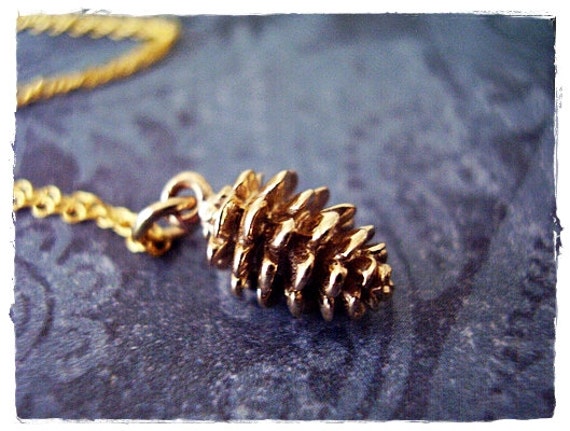 Gold Pine Cone Halskette - Bronze Anhänger An Einer Zarten 14Kt Gefüllten Kette Oder von EvelynMaeCreations