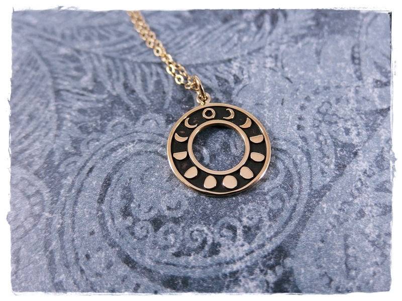 Gold Runde Mondphasen Halskette - Bronze Charme An Einer Zarten 14Kt Filled Kette Oder Anhänger von EvelynMaeCreations