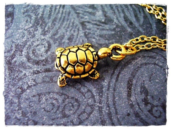 Gold Schildkröte Halskette - Antiker Zinn Charme Auf Einer Zarten Vergoldeten Kabelkette Oder Anhänger von EvelynMaeCreations