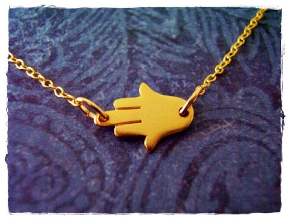 Gold Seitlich Hamsa Hand Halskette - Matt 24Kt Vergoldet Anhänger An Einer Zarten 14Kt Gefüllten Kette Oder von EvelynMaeCreations