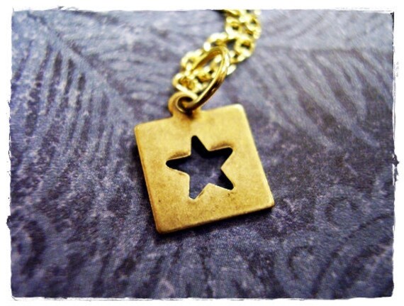 Gold Stern Umriss Halskette - Antiker Messing Anhänger An Einer Zarten Vergoldeten Kabelkette Oder von EvelynMaeCreations