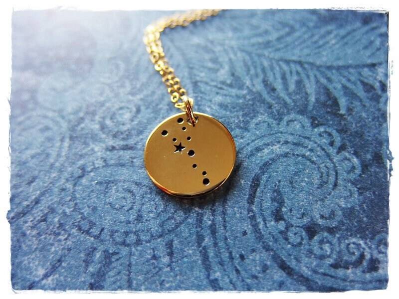 Gold Taurus Constellation Halskette - Bronze Charm An Einer Zarten 14Kt Gefüllten Kette Oder Anhänger von EvelynMaeCreations