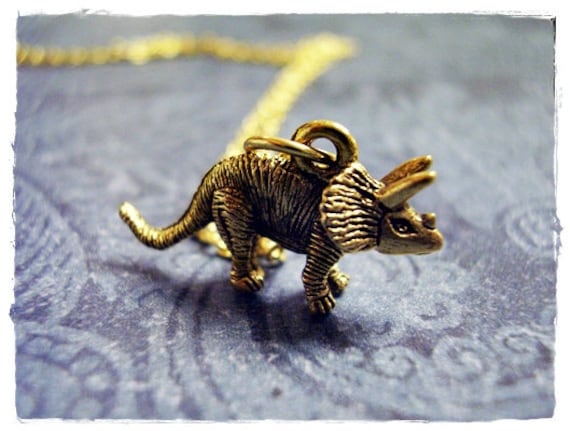 Gold Triceratops Halskette - Antiker Zinn Anhänger An Einer Zarten Vergoldeten Kabelkette Oder von EvelynMaeCreations