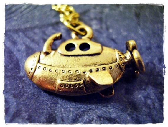 Gold-U-Boot-Halskette - Antiker Gold-Zinn-U-Boot-Anhänger An Einer Zarten Vergoldeten Kabelkette Oder Anhänger von EvelynMaeCreations