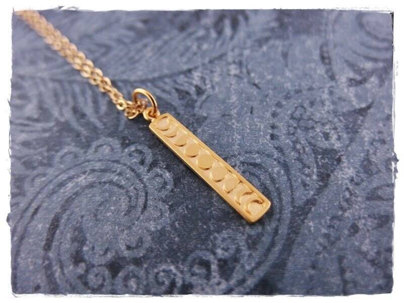 Gold Vertikale Mondphasen Halskette - 24Kt Matte Plate Anhänger An Einer 14Kt Filled Kette Oder von EvelynMaeCreations