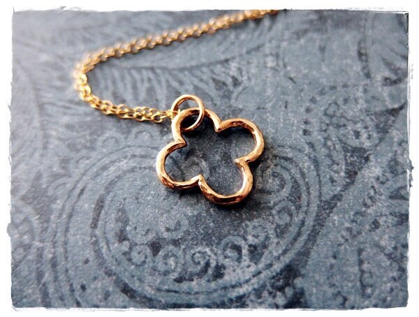 Goldene Abstrakte Kleeblatt-Halskette - Bronzefarbener Abstrakter Kleeblatt-Anhänger An Einer Zarten 14Kt Gold Gefüllten Kette Oder Anhänger von EvelynMaeCreations