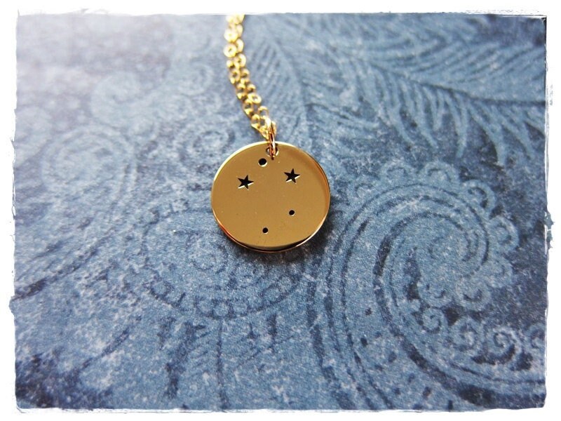 Goldene Waage Sternbild Halskette - Bronze Anhänger An Einer Zarten 14Kt Gold Gefüllten Kabelkette Oder von EvelynMaeCreations