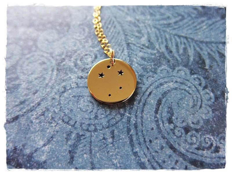 Goldene Waage Sternbild Halskette - Bronze Anhänger An Einer Zarten 14Kt Gold Gefüllten Kabelkette Oder von EvelynMaeCreations