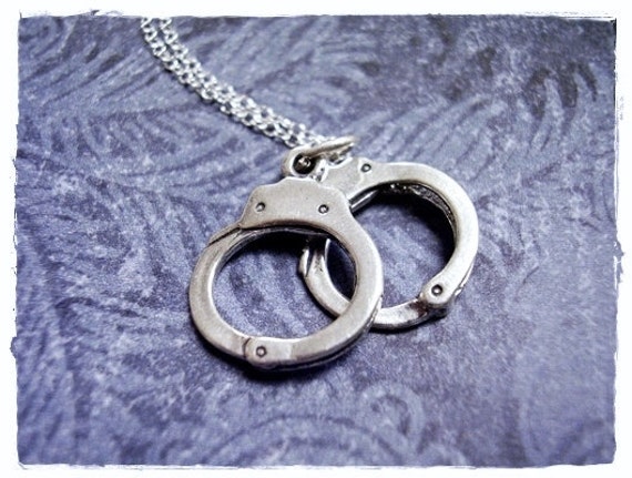 Groß Silber Handschellen Halskette - Sterling Charme Auf Einer Zarte Kabel Kette Oder Charm von EvelynMaeCreations