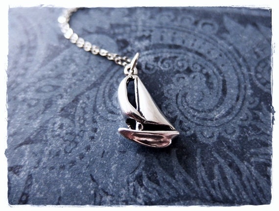 Groß Silber Segelboot Halskette - Anhänger Aus Sterlingsilber An Einer Zarten Sterling Kabelkette Oder von EvelynMaeCreations