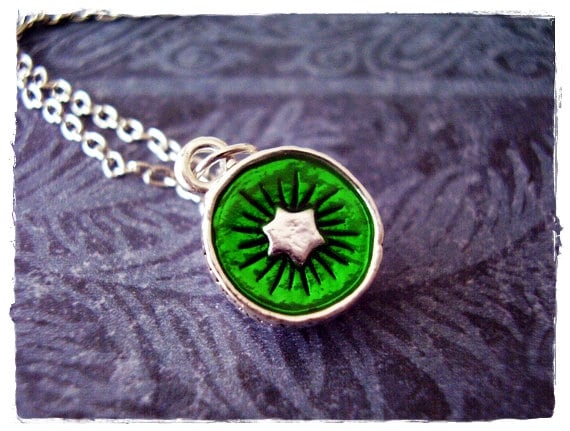 Grün Kiwi Halskette - Emaillierte Silber Platte Anhänger Auf Einer Zarten Edelstahl Kabelkette Oder Nur von EvelynMaeCreations