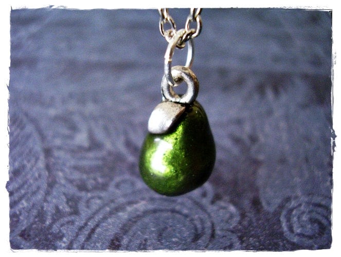 Grüne Birne Halskette - Grün Emaillierter Antiker Zinn 3D Anhänger An Einer Zarten Edelstahl Kabelkette Oder von EvelynMaeCreations