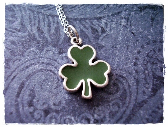 Grüne Kleeblatt Halskette - Grün Emaillierter Sterling Silber Shamrock Anhänger An Einer Zarten Kabelkette Oder von EvelynMaeCreations