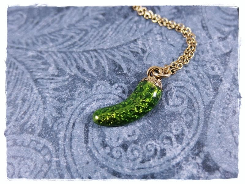 Grüne Pickle Scheibe Halskette - Grün Emaillierte Antike Gold Zinn Charme Auf Einer Zarten Vergoldeten Kette Oder Anhänger von EvelynMaeCreations