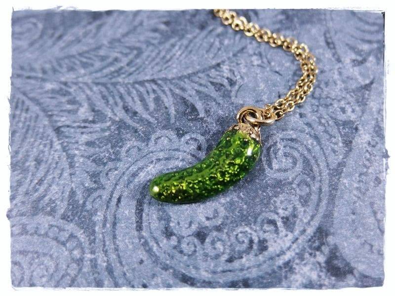 Grüne Pickle Scheibe Halskette - Grün Emaillierte Antike Gold Zinn Charme Auf Einer Zarten Vergoldeten Kette Oder Anhänger von EvelynMaeCreations
