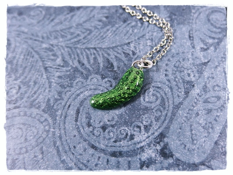 Grüne Pickle Scheiben Halskette - Grün Emaillierter Antiker Zinn Anhänger An Einer Zarten Edelstahl Kabelkette Oder von EvelynMaeCreations