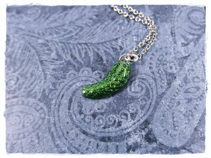 Grüne Pickle Scheiben Halskette - Grün Emaillierter Antiker Zinn Anhänger An Einer Zarten Edelstahl Kabelkette Oder von EvelynMaeCreations