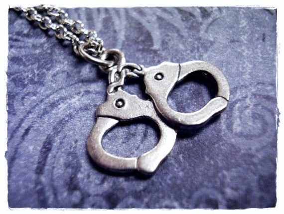 Handschellen Silber Halskette - Antique Pewter Charme An Einer Edelstahl Kabel Kette Oder Anhänger von EvelynMaeCreations