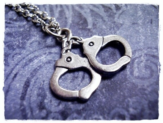 Handschellen Silber Halskette - Antique Pewter Charme An Einer Edelstahl Kabel Kette Oder Anhänger von EvelynMaeCreations
