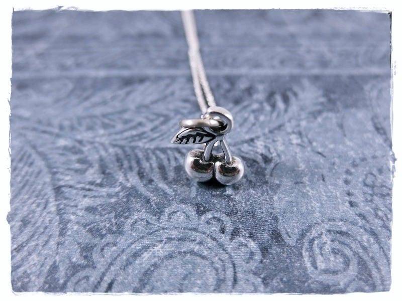 Kirschen Halskette - Sterling Silber Anhänger An Einer Zarten Kabelkette Oder von EvelynMaeCreations