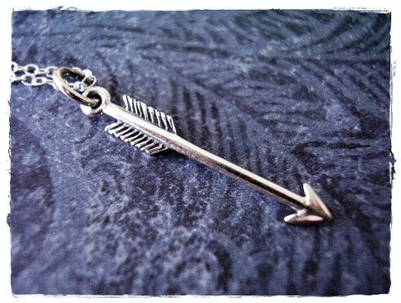 Klein Silber Pfeil Halskette - Sterling Anhänger An Einer Feinen Kabelkette Oder von EvelynMaeCreations