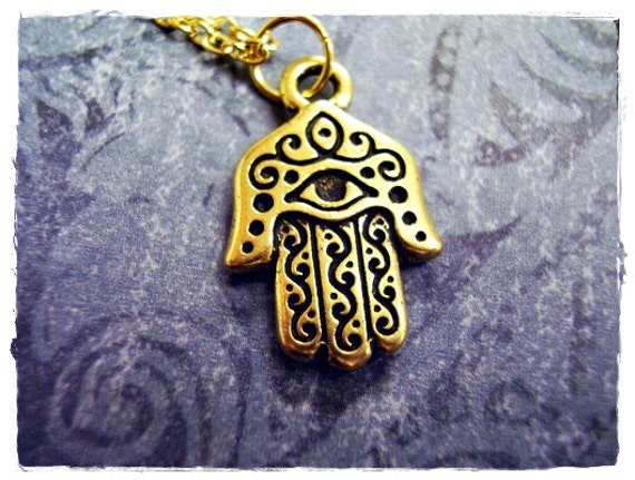 Kleine Gold Hamsa Hand Halskette - Antiker Zinn Anhänger An Einer Zarten Vergoldeten Kabelkette Oder von EvelynMaeCreations