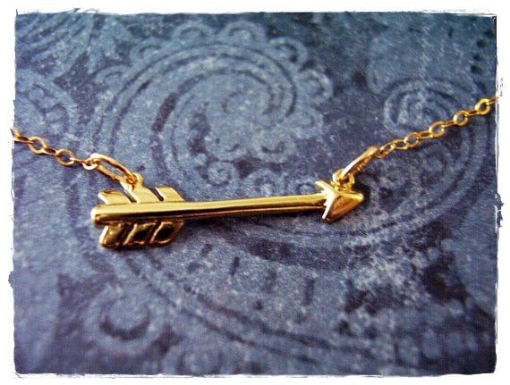 Kleine Gold Seitliche Pfeil Halskette - Platte Seitlich Anhänger An Einer Zarten 14Kt Filled Kette Oder von EvelynMaeCreations