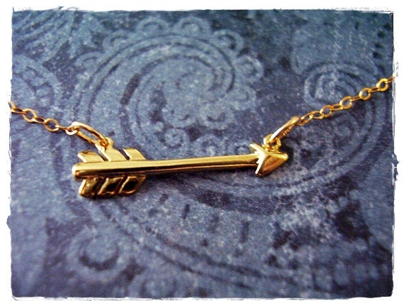 Kleine Gold Seitliche Pfeil Halskette - Platte Seitlich Anhänger An Einer Zarten 14Kt Filled Kette Oder von EvelynMaeCreations